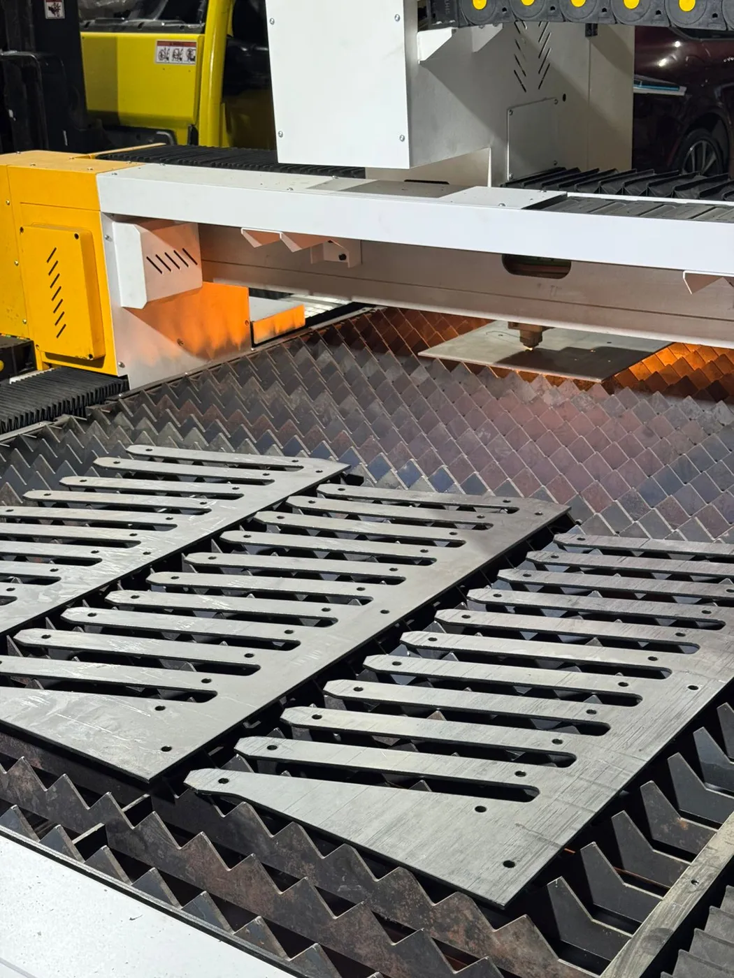 Láser de fibra CNC cortando lámina de acero en la mesa de trabajo